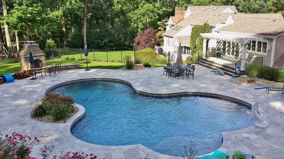 Идея дизайна: огромный естественный бассейн произвольной формы на заднем дворе в классическом стиле с покрытием из каменной брусчатки и домиком у бассейна