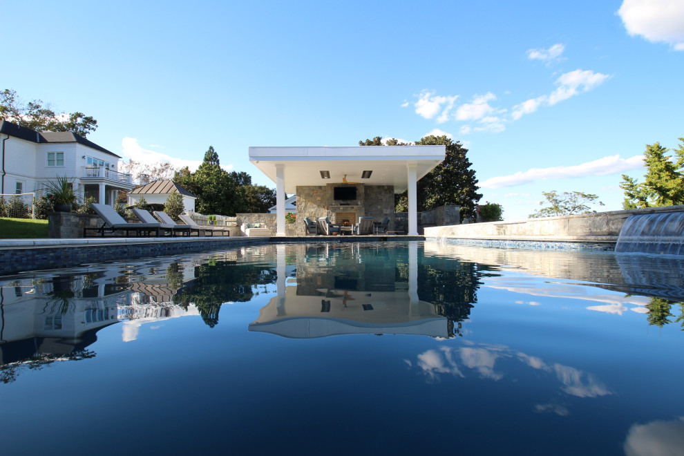 Пример оригинального дизайна: большой естественный, прямоугольный бассейн на заднем дворе в современном стиле с домиком у бассейна и покрытием из каменной брусчатки