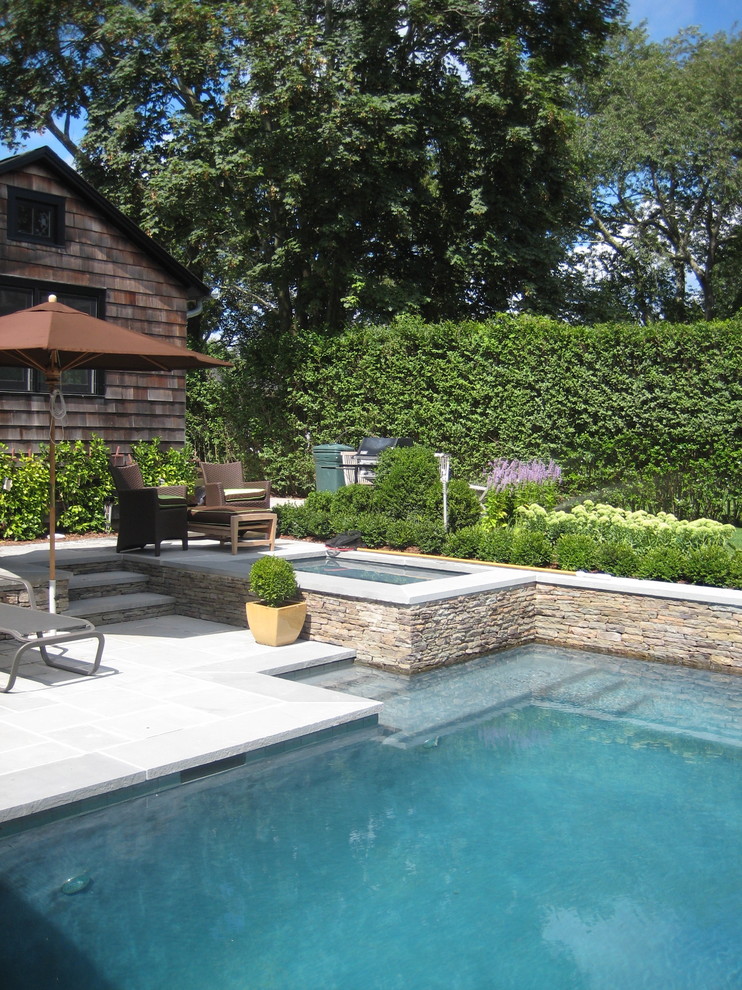 На фото: бассейн на заднем дворе в классическом стиле