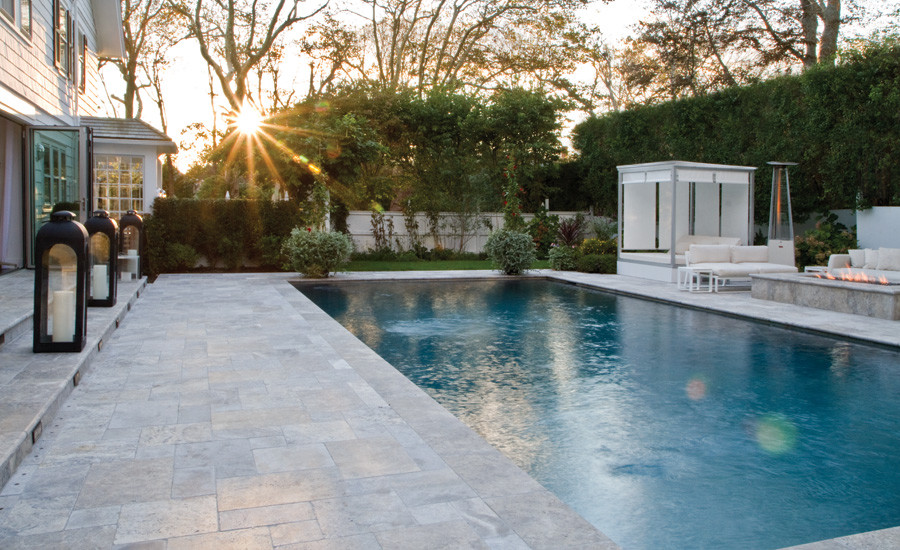 Idee per un'ampia piscina naturale costiera rettangolare dietro casa con una dépendance a bordo piscina e pavimentazioni in pietra naturale