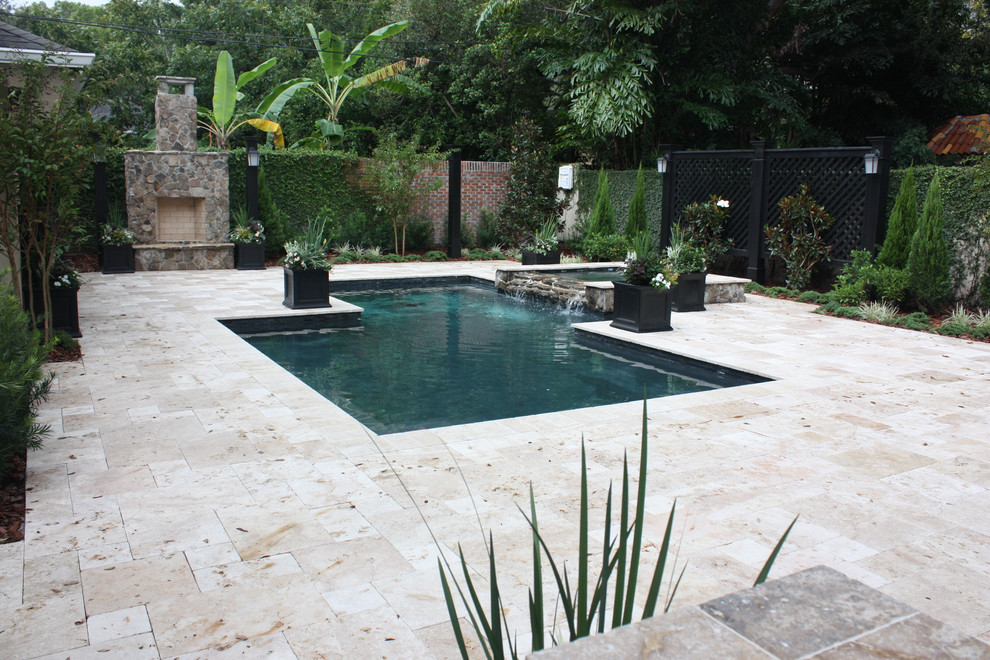 На фото: естественный бассейн среднего размера, произвольной формы на заднем дворе в стиле неоклассика (современная классика) с фонтаном и покрытием из каменной брусчатки