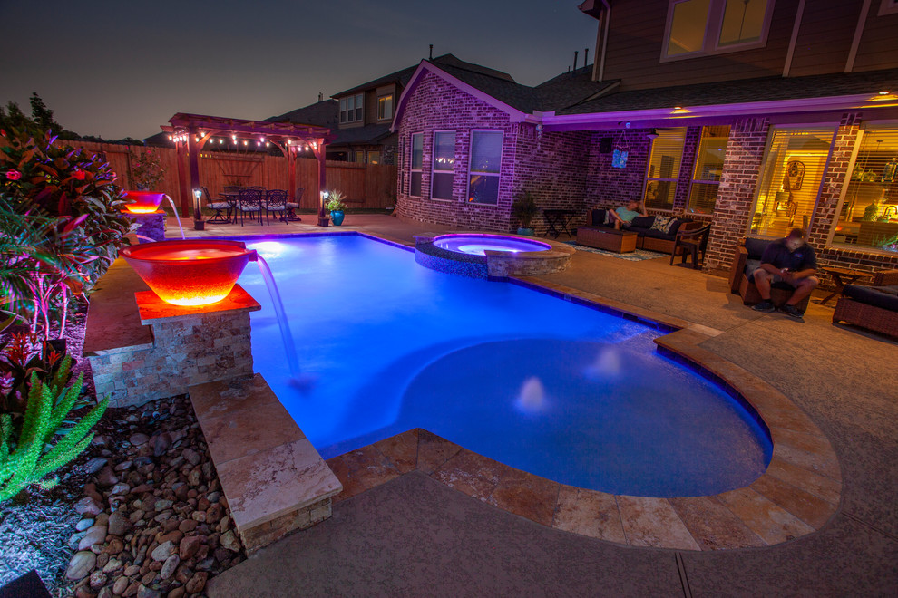 Imagen de piscina con fuente actual de tamaño medio rectangular en patio trasero