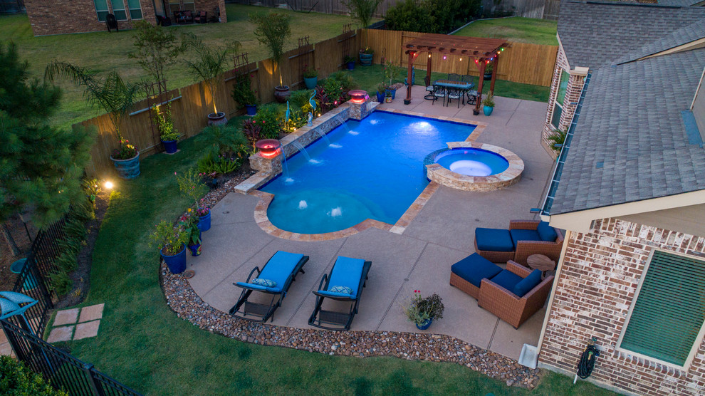 Foto di una piscina contemporanea rettangolare di medie dimensioni e dietro casa con fontane
