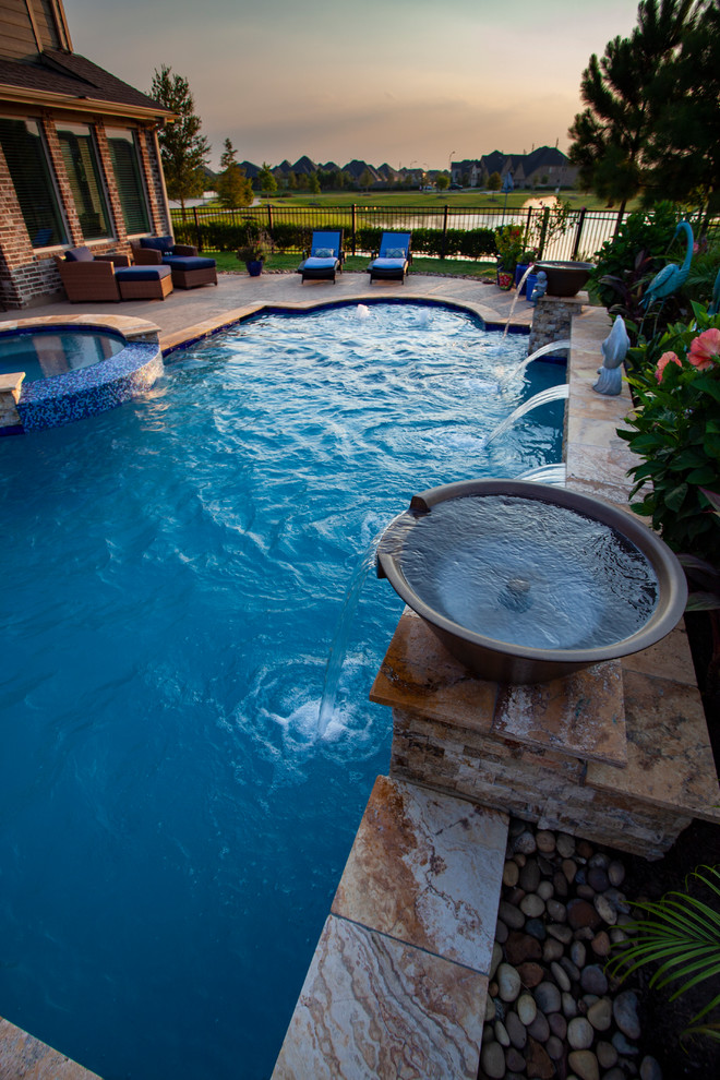 На фото: прямоугольный бассейн среднего размера на заднем дворе в современном стиле с фонтаном