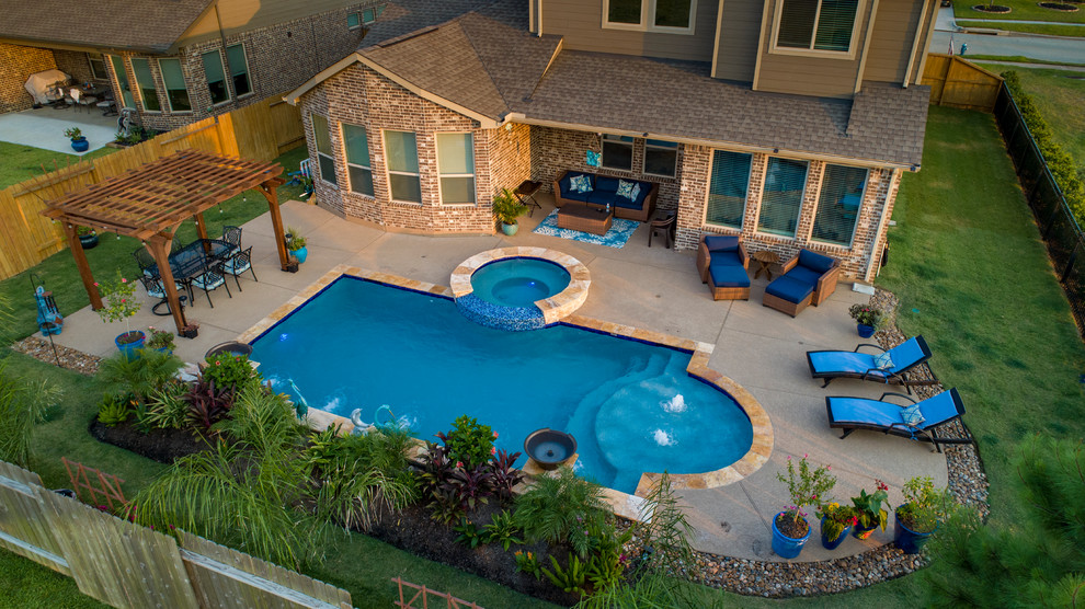Diseño de piscina con fuente actual de tamaño medio rectangular en patio trasero