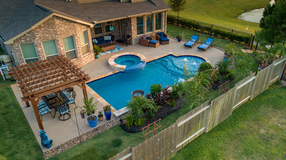 Immagine di una piscina minimal rettangolare di medie dimensioni e dietro casa con fontane