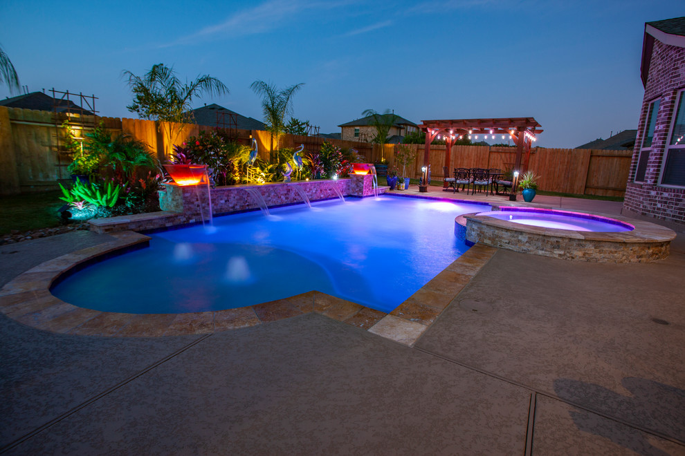 Foto di una piscina design rettangolare di medie dimensioni e dietro casa con fontane
