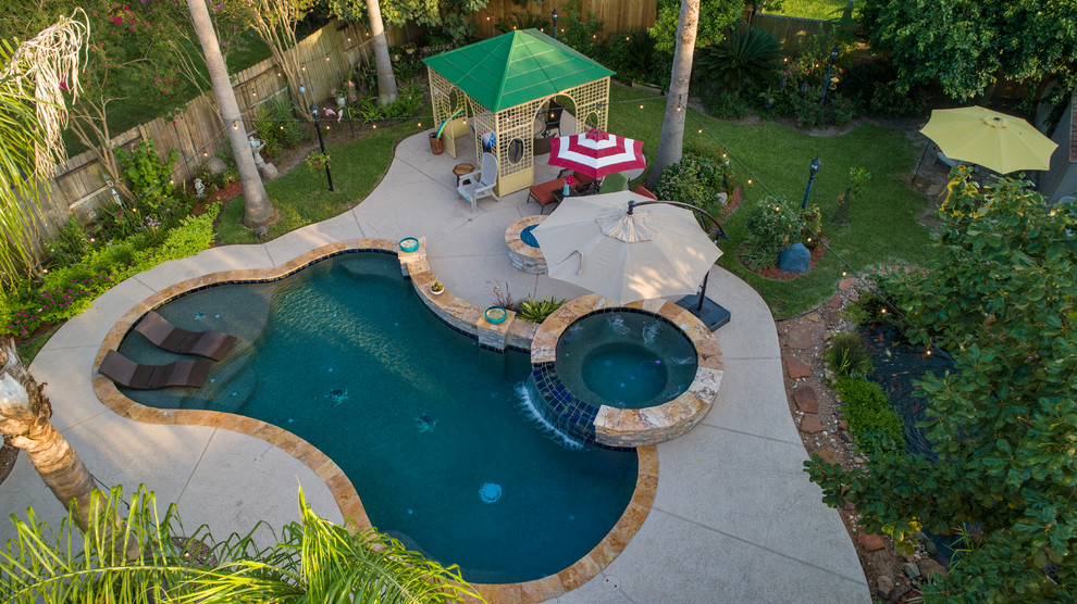 Modelo de piscina asiática de tamaño medio tipo riñón en patio trasero con entablado
