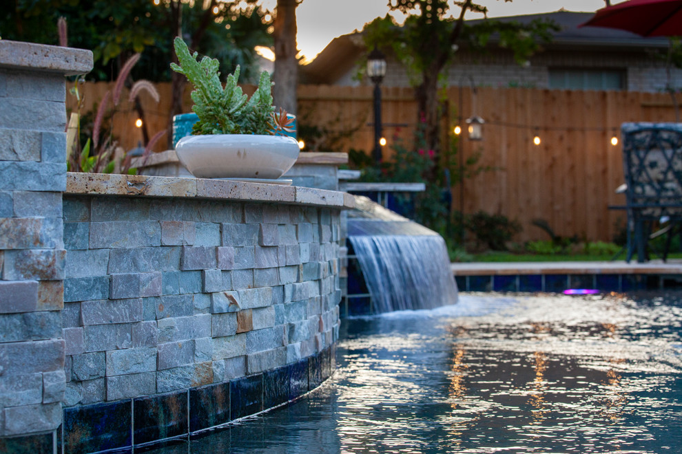 Idée de décoration pour une piscine arrière asiatique en forme de haricot de taille moyenne avec une terrasse en bois.