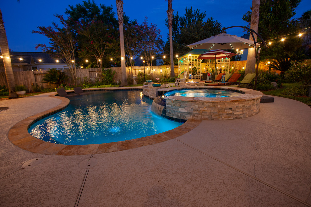 На фото: бассейн среднего размера, в форме фасоли на заднем дворе в восточном стиле с настилом