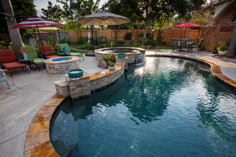 Diseño de piscina de estilo zen de tamaño medio tipo riñón en patio trasero con entablado