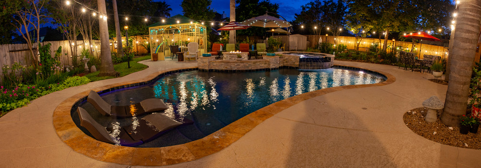 Diseño de piscina asiática de tamaño medio tipo riñón en patio trasero con entablado