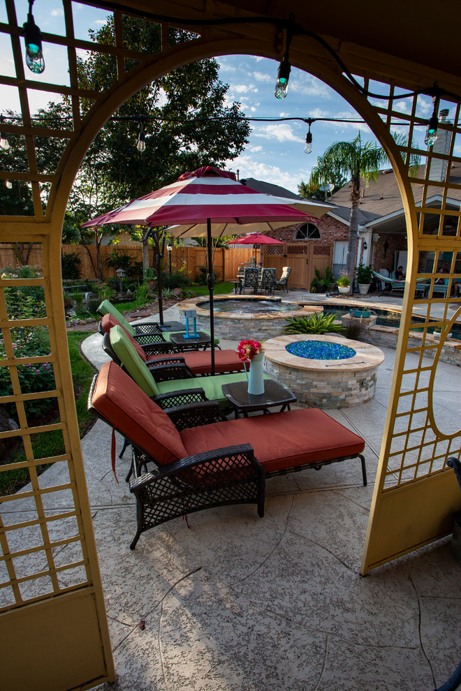Diseño de piscina asiática de tamaño medio tipo riñón en patio trasero con entablado