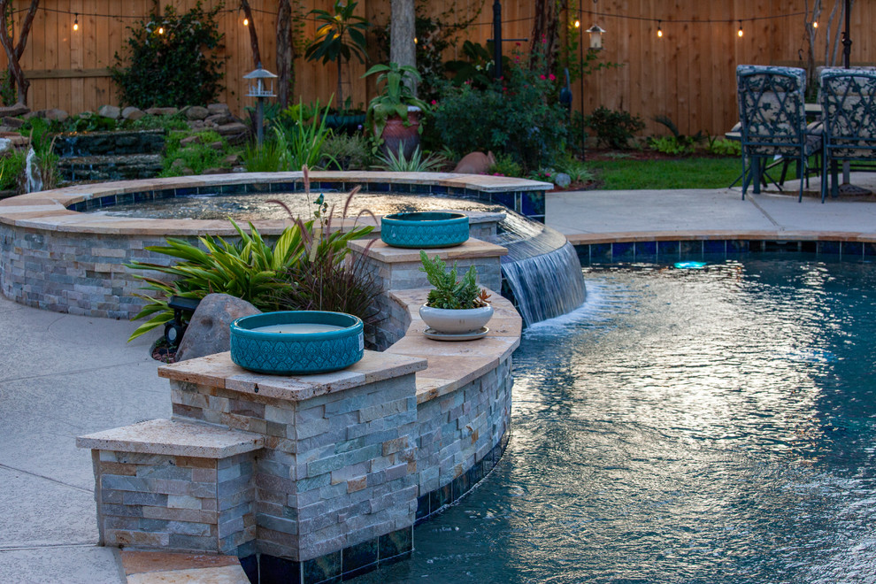 Свежая идея для дизайна: бассейн среднего размера, в форме фасоли на заднем дворе в восточном стиле с настилом - отличное фото интерьера