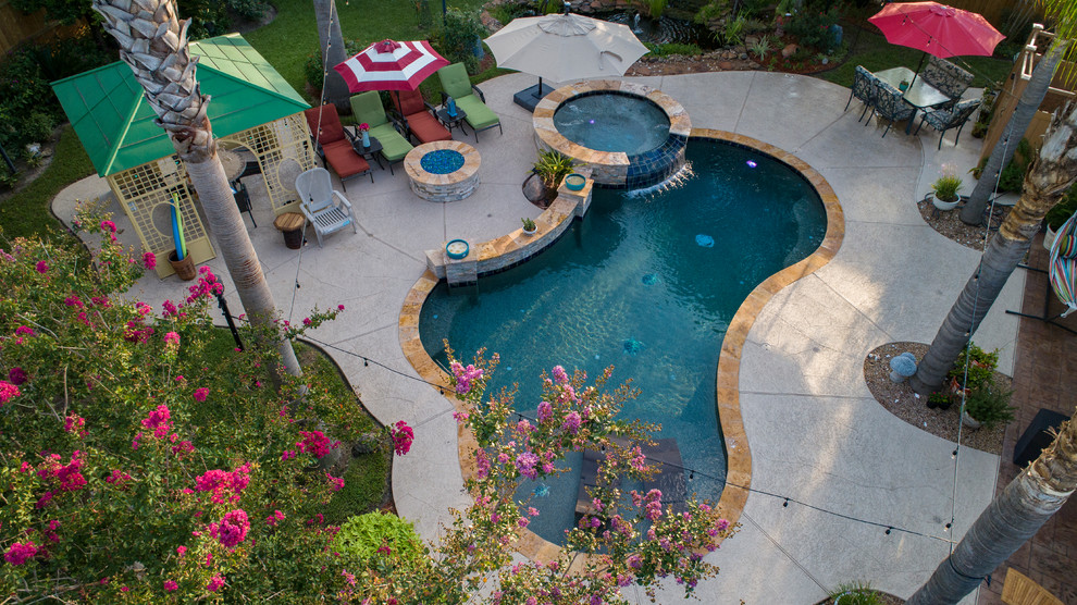 Immagine di una piscina etnica a "C" di medie dimensioni e dietro casa con pedane