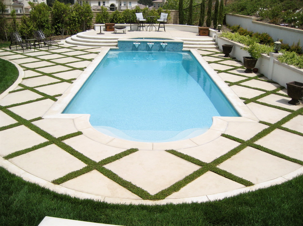 Diseño de piscina clásica rectangular con adoquines de hormigón