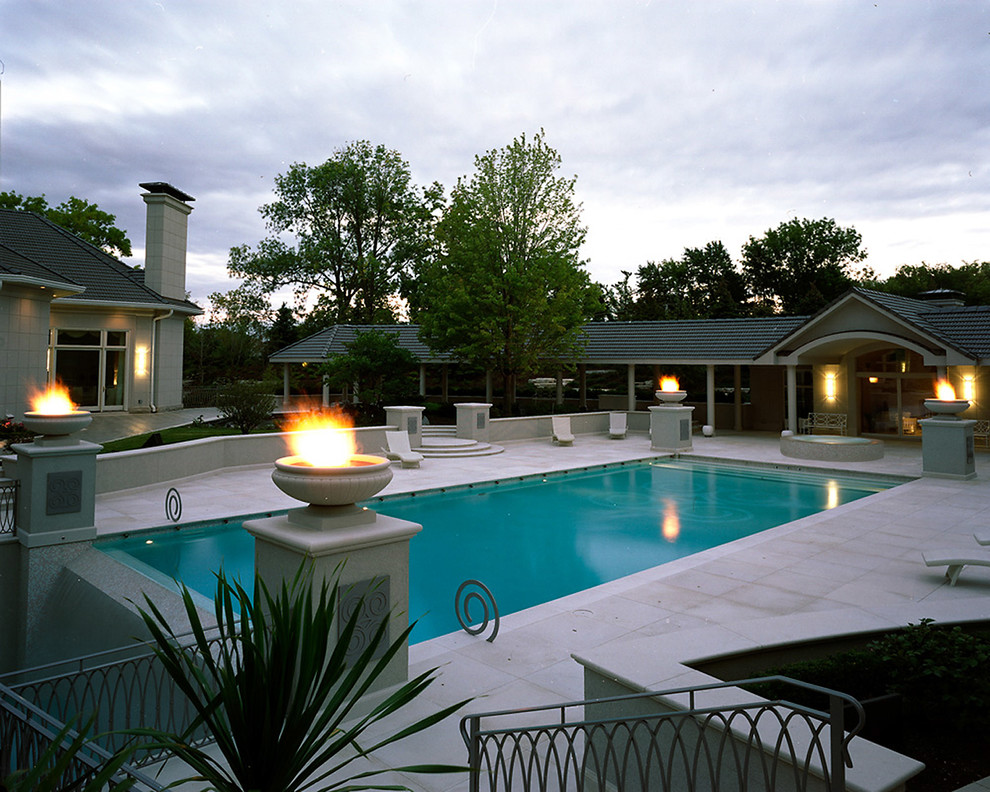 Cette photo montre une piscine naturelle et arrière tendance de taille moyenne et rectangle avec un bain bouillonnant et des pavés en béton.