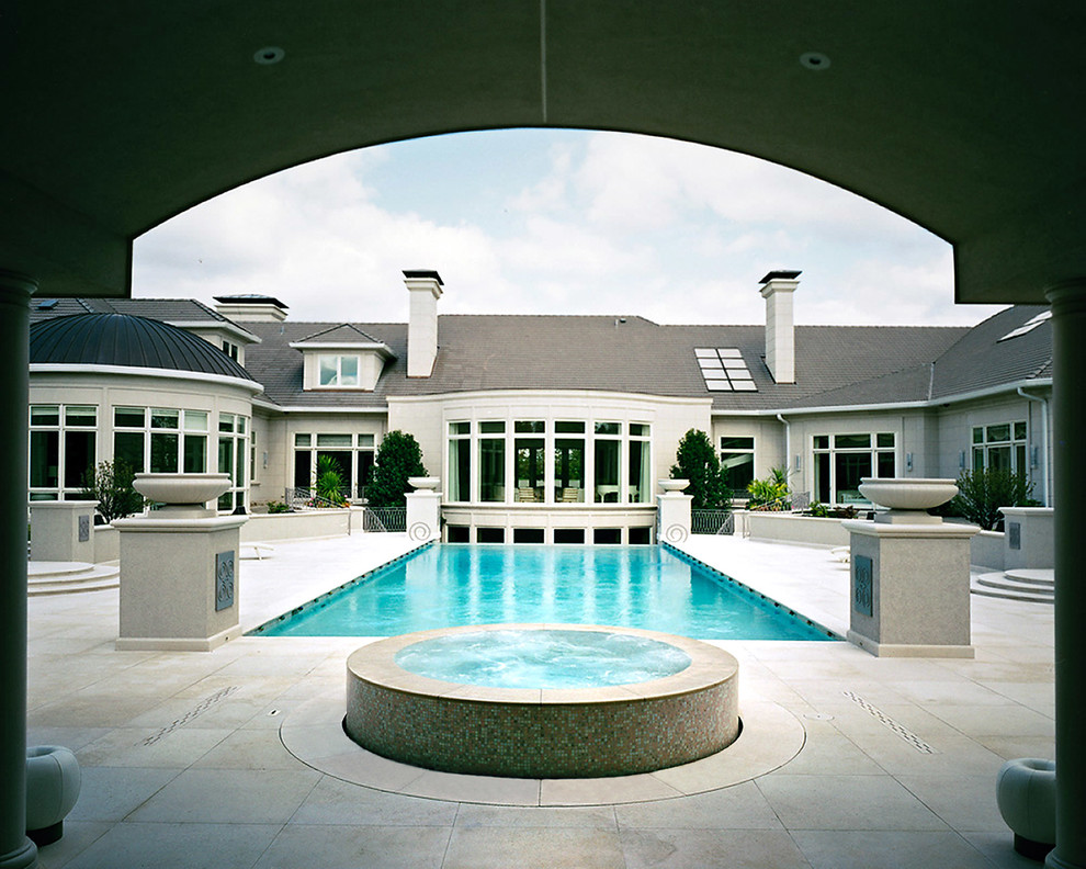 Ispirazione per una piscina naturale minimal rettangolare di medie dimensioni e dietro casa con una vasca idromassaggio e pavimentazioni in cemento