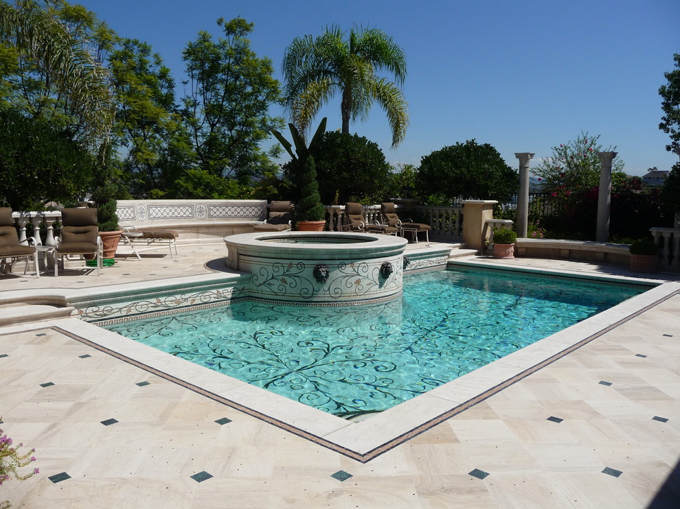 Mittelgroßer, Gefliester Eklektischer Pool hinter dem Haus in rechteckiger Form mit Wasserspiel in Orange County