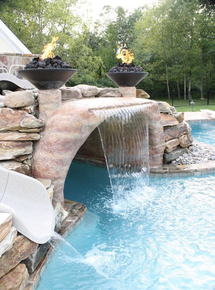 Свежая идея для дизайна: естественный бассейн в стиле рустика с водной горкой - отличное фото интерьера