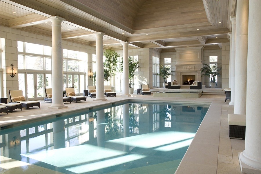 Diseño de piscina alargada tradicional grande interior y rectangular con suelo de baldosas