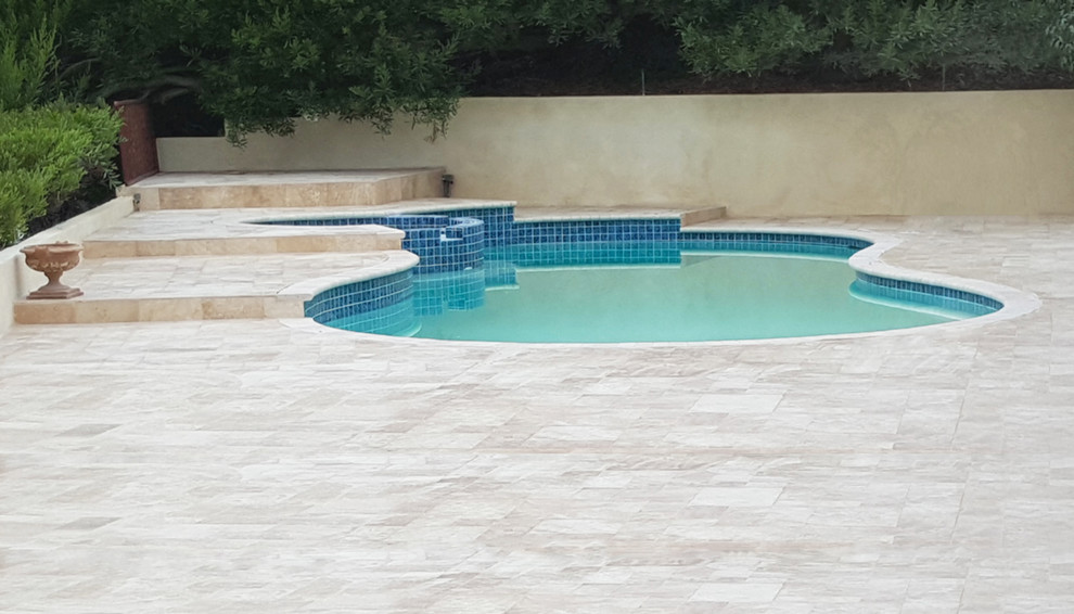 Mittelgroßer Moderner Pool hinter dem Haus in individueller Form mit Natursteinplatten in Los Angeles