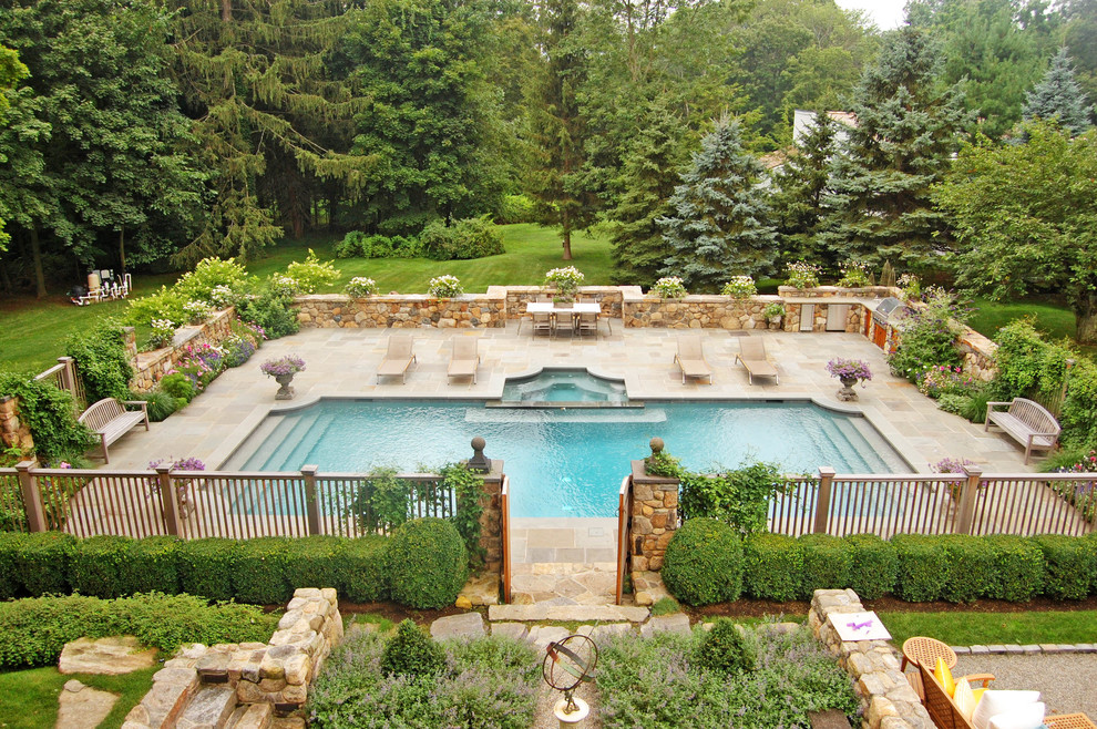 На фото: спортивный, прямоугольный бассейн на заднем дворе в классическом стиле с забором