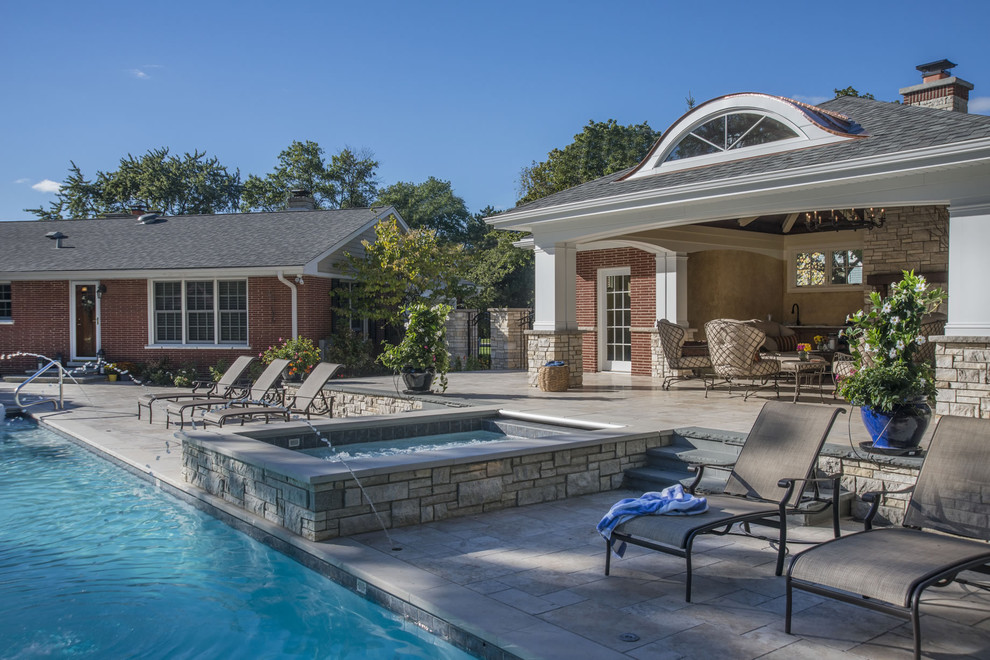 Ispirazione per una piscina classica rettangolare di medie dimensioni e dietro casa con una dépendance a bordo piscina e pavimentazioni in pietra naturale