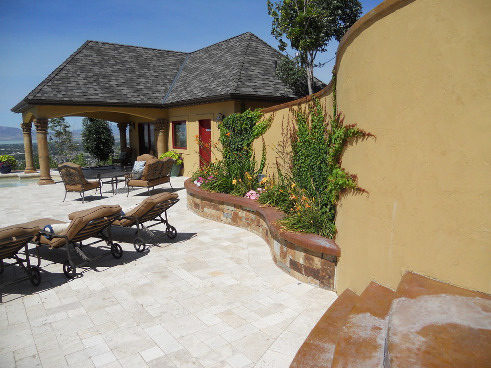 Immagine di una piscina tropicale personalizzata di medie dimensioni con pavimentazioni in pietra naturale