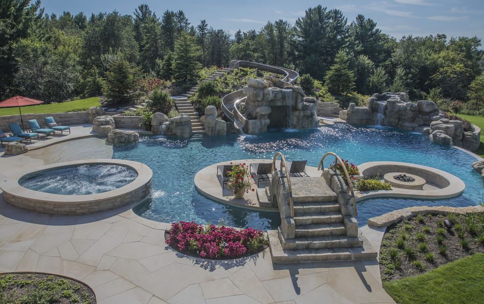 Idee per un'ampia piscina a sfioro infinito personalizzata dietro casa con una vasca idromassaggio e pavimentazioni in pietra naturale