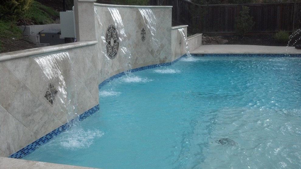Cette image montre une piscine naturelle et arrière minimaliste sur mesure avec un point d'eau et du carrelage.