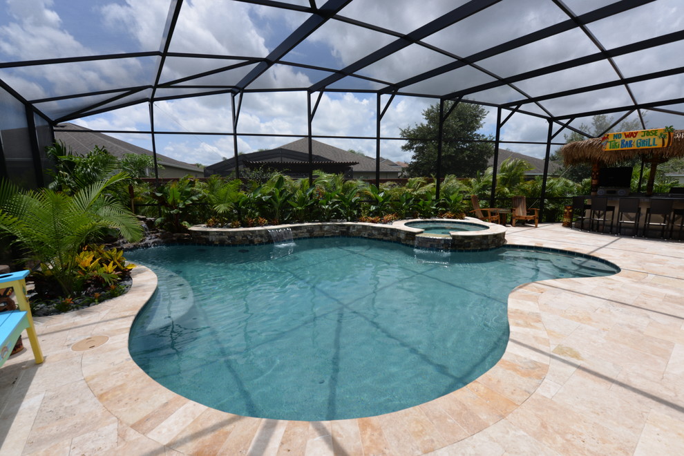 Diseño de piscinas y jacuzzis naturales costeros extra grandes a medida en patio trasero con adoquines de piedra natural