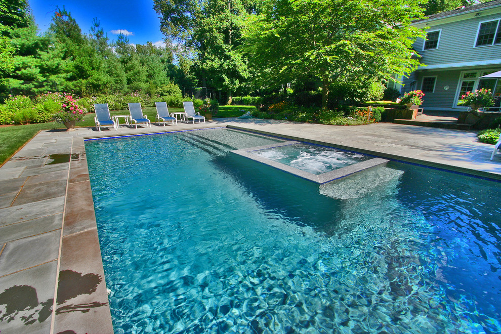 Esempio di una grande piscina contemporanea rettangolare dietro casa con una vasca idromassaggio