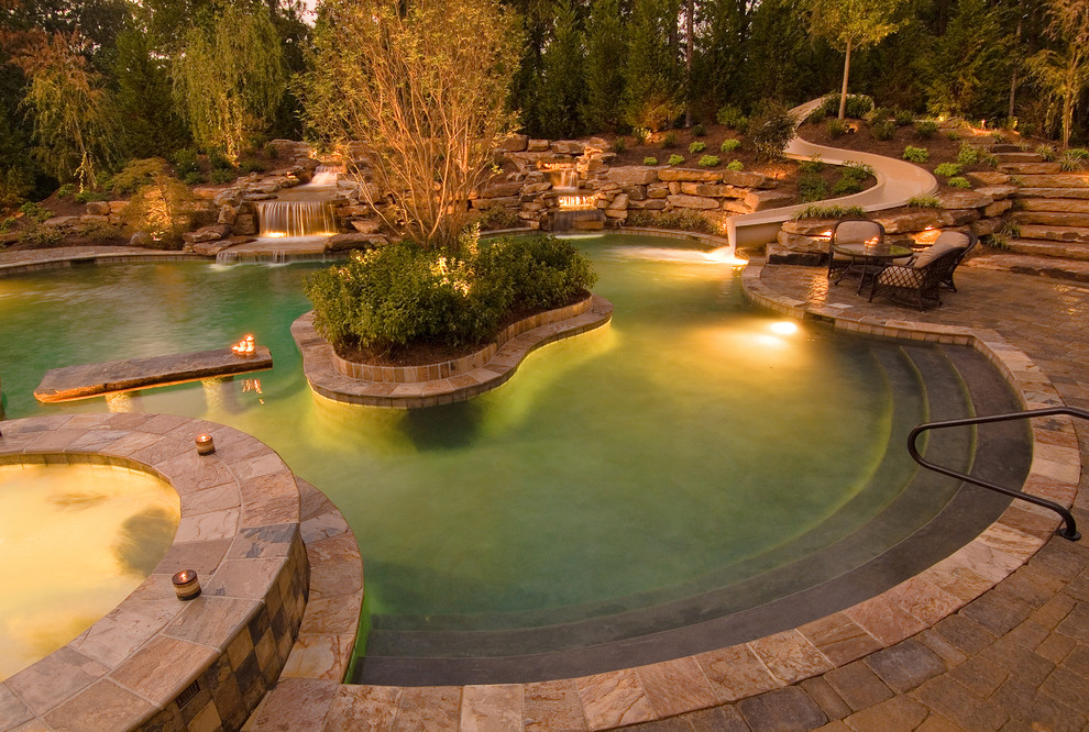 Idee per una piscina american style personalizzata dietro casa con pavimentazioni in pietra naturale