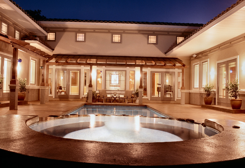 Imagen de piscinas y jacuzzis alargados clásicos de tamaño medio rectangulares en patio trasero