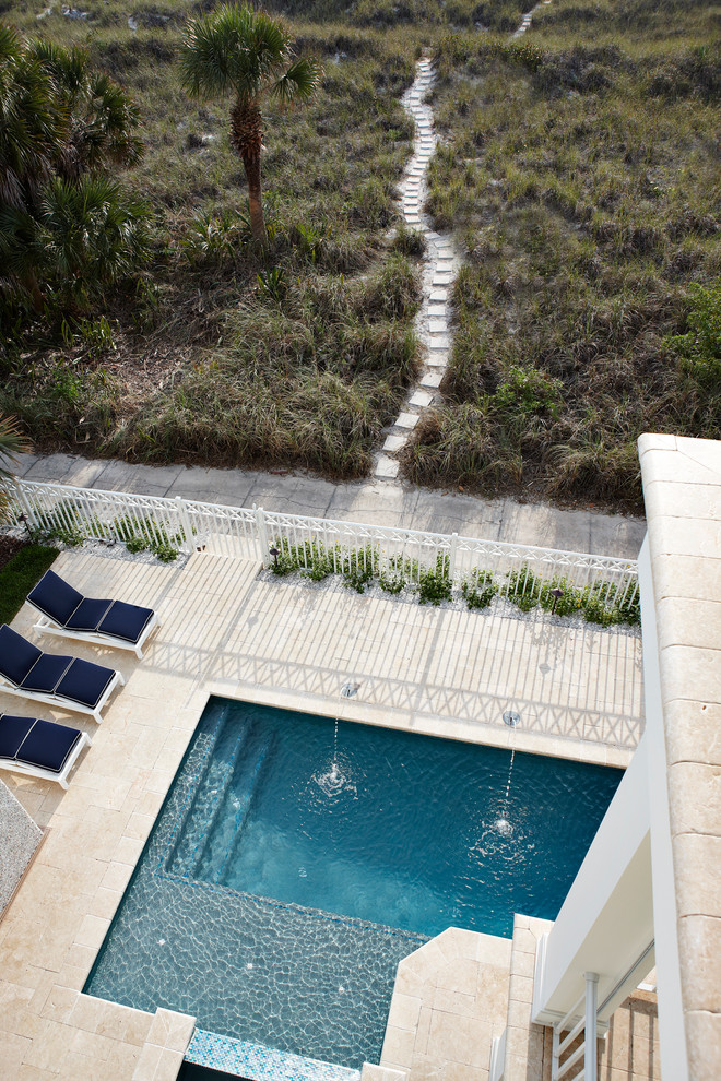 На фото: большой спортивный, прямоугольный бассейн на заднем дворе в современном стиле с фонтаном и покрытием из каменной брусчатки с