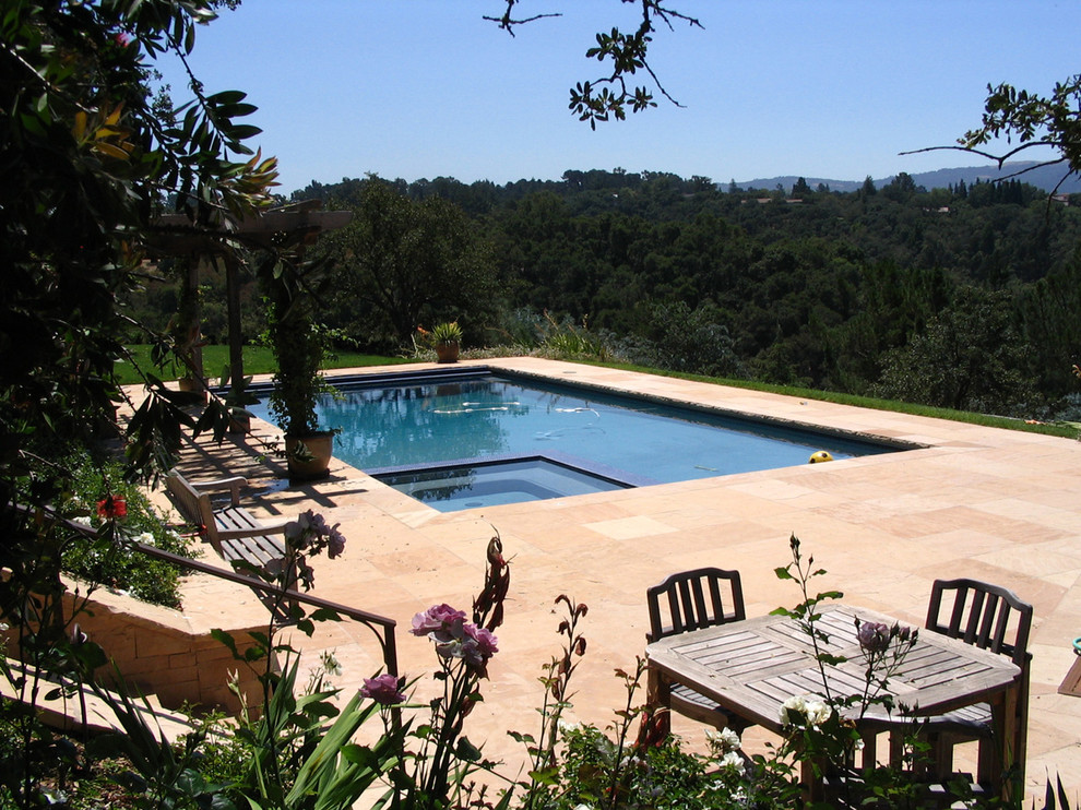 Exemple d'une piscine méditerranéenne rectangle.
