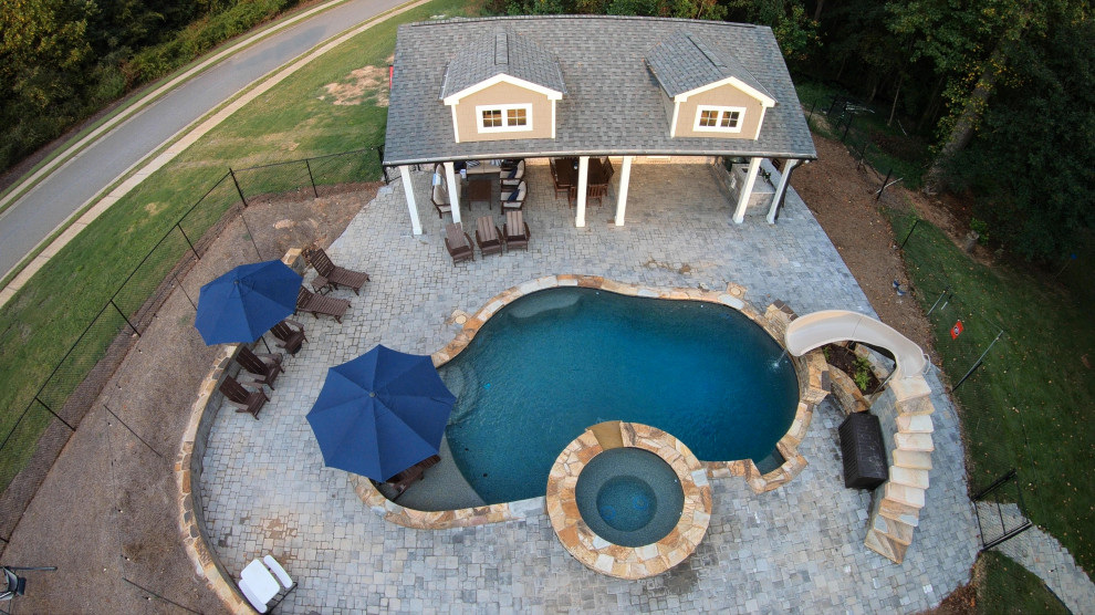 Idées déco pour un Abris de piscine et pool houses latéral sur mesure avec des pavés en pierre naturelle.