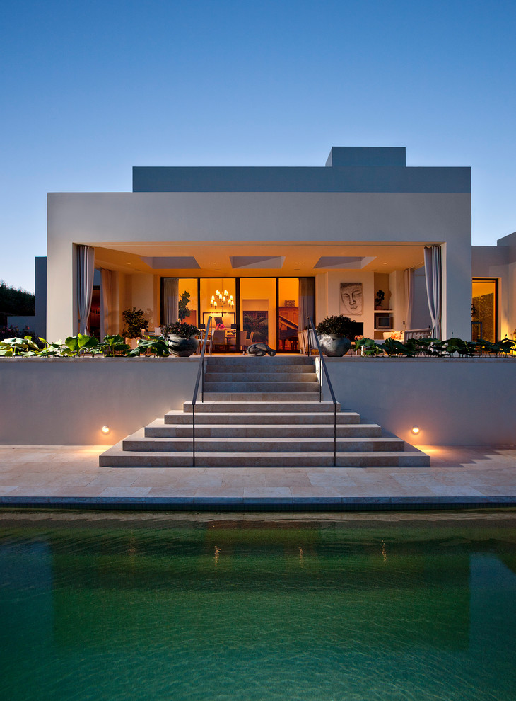 Idee per una grande piscina mediterranea rettangolare dietro casa con piastrelle