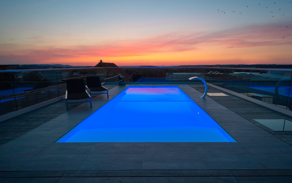 Foto di una piscina monocorsia minimal rettangolare di medie dimensioni e sul tetto con pedane