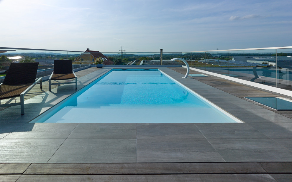 Idee per una piscina monocorsia contemporanea rettangolare di medie dimensioni e sul tetto con pedane