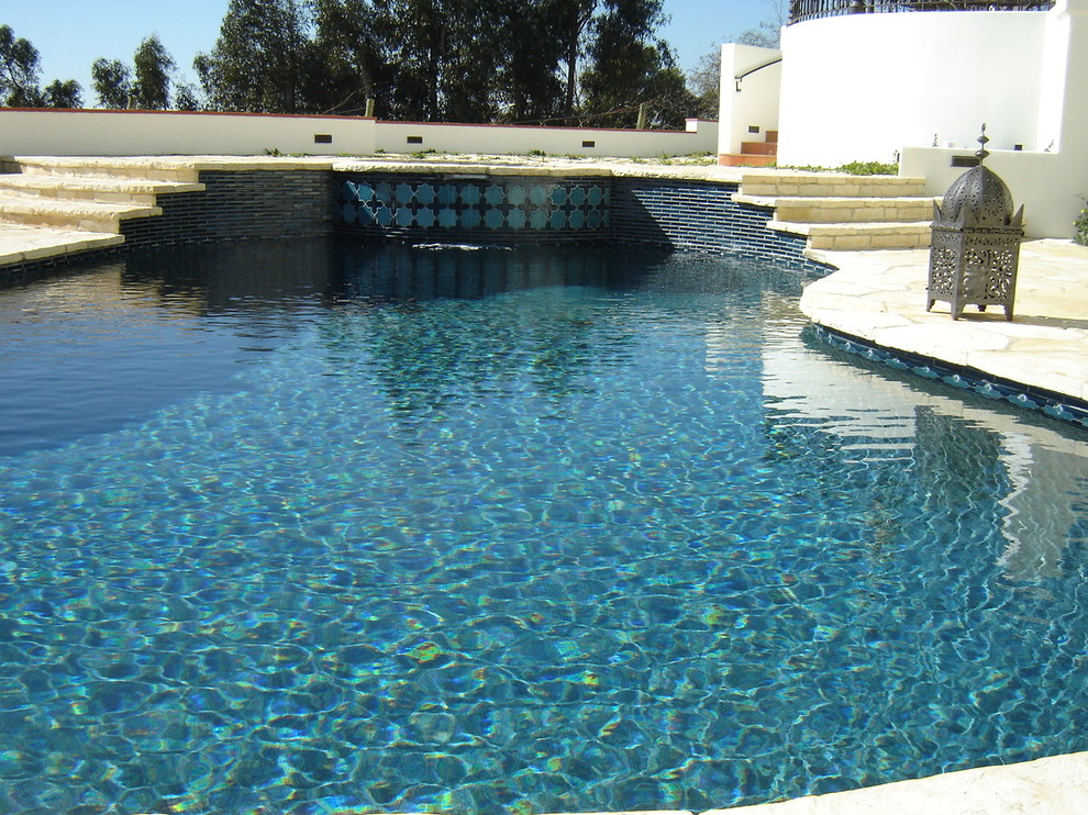 На фото: бассейн в средиземноморском стиле