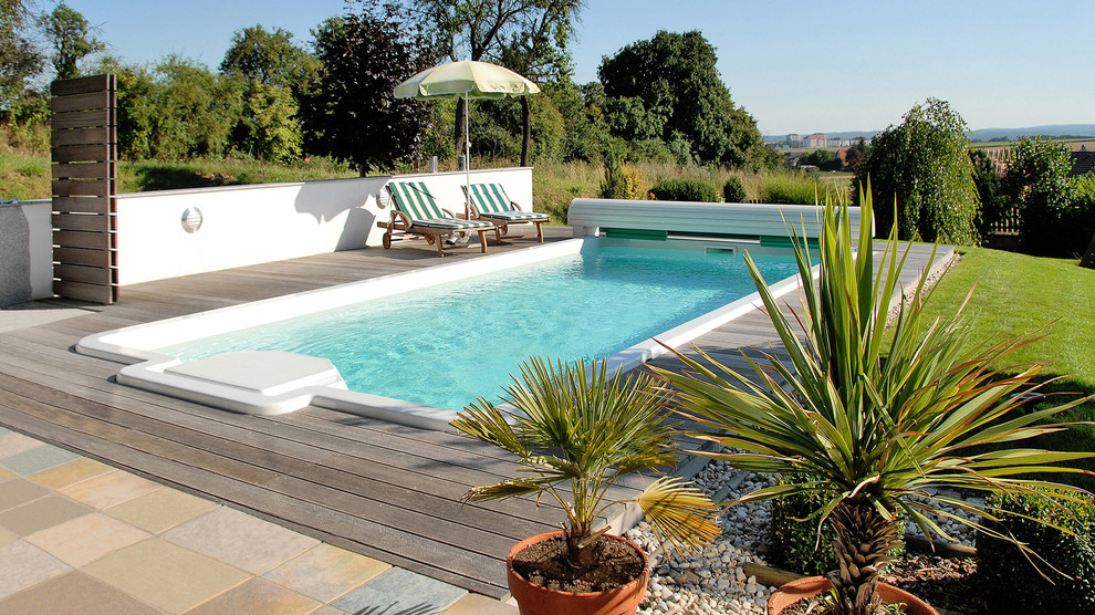 Idée de décoration pour une piscine méditerranéenne de taille moyenne et rectangle avec une terrasse en bois.