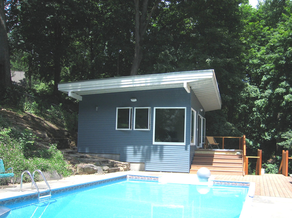 Foto di una piscina tradizionale rettangolare di medie dimensioni e dietro casa