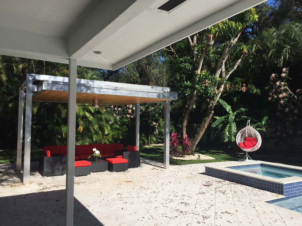 Mittelgroßer Moderner Pool in rechteckiger Form mit Wasserspiel und Natursteinplatten in Miami