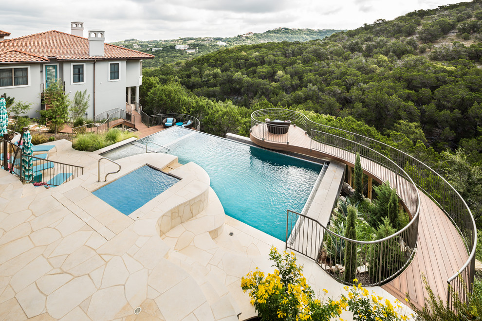Идея дизайна: большой наземный, прямоугольный бассейн на заднем дворе в средиземноморском стиле с покрытием из плитки и джакузи