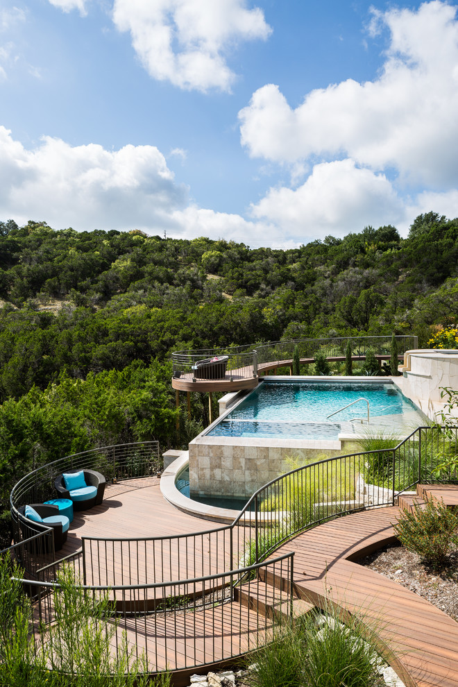 Aménagement d'une grande piscine hors-sol et arrière méditerranéenne rectangle avec un bain bouillonnant et du carrelage.