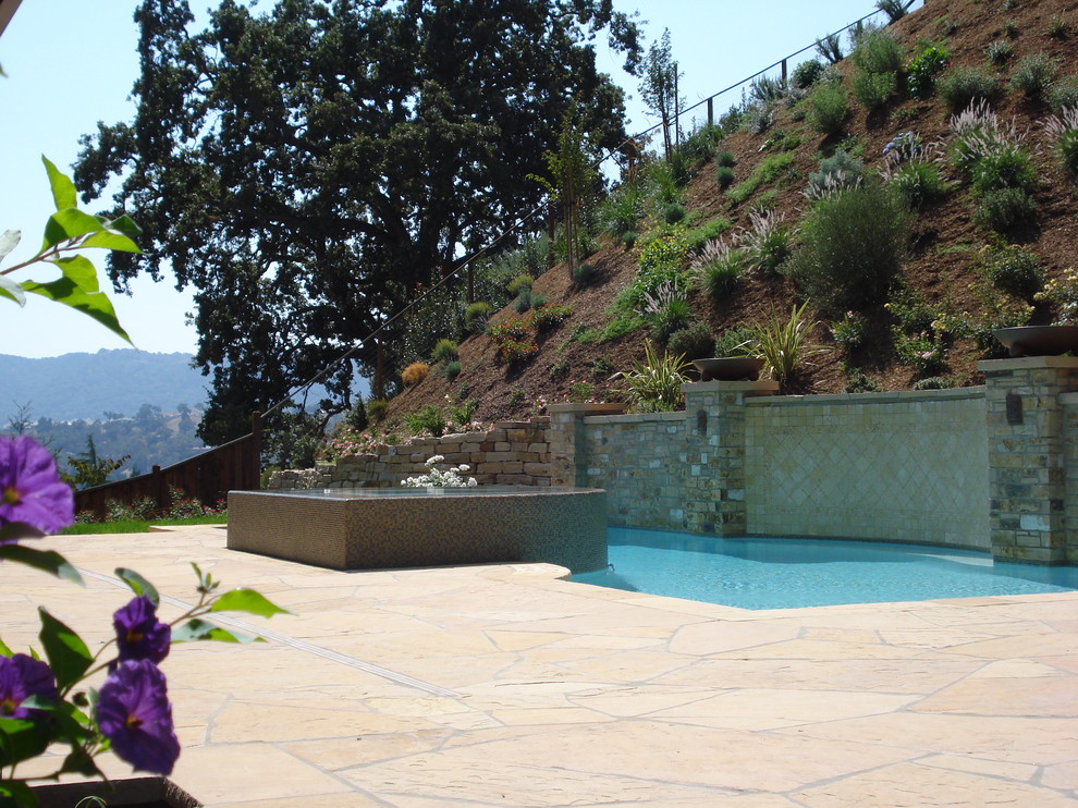 Inspiration pour une piscine hors-sol et arrière méditerranéenne de taille moyenne et rectangle avec un bain bouillonnant et des pavés en pierre naturelle.