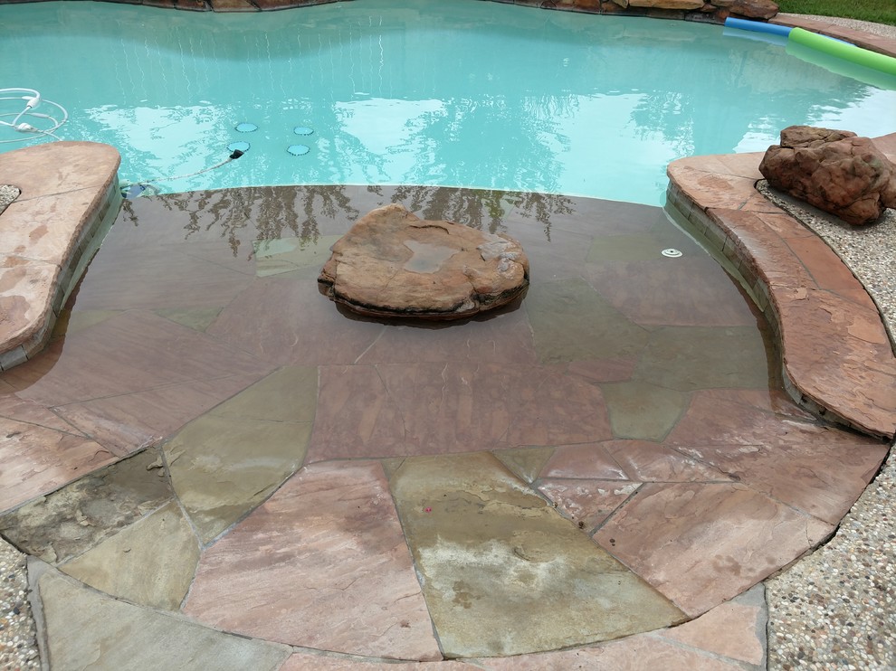 Modelo de piscina con fuente natural tropical de tamaño medio en patio trasero