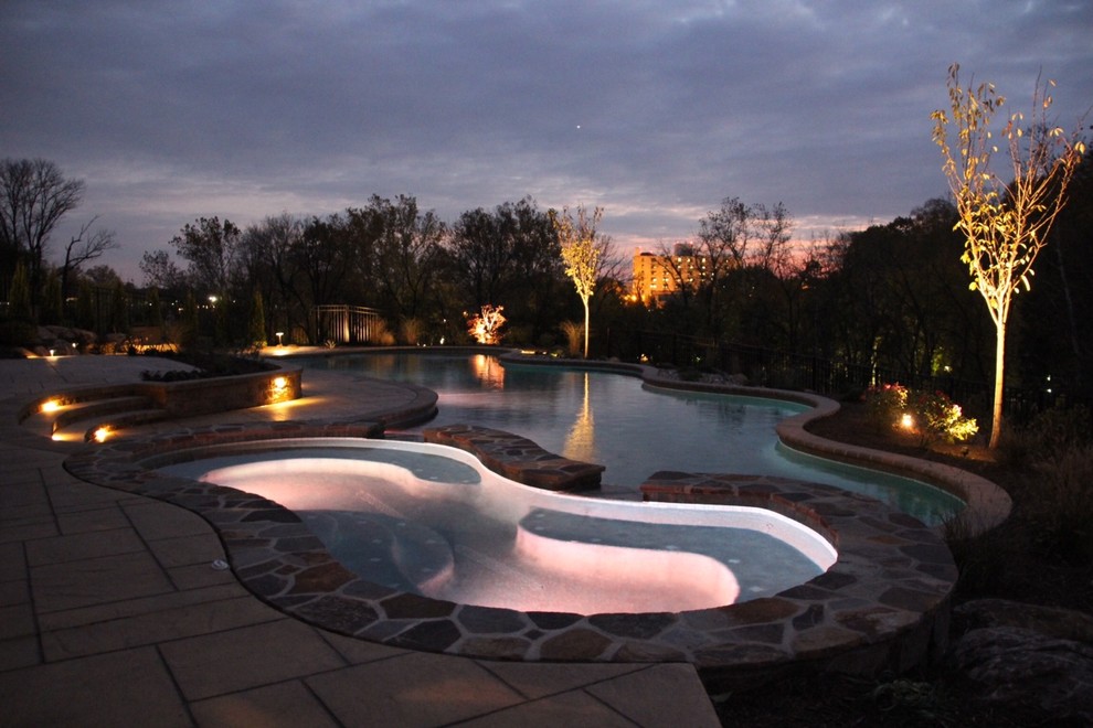 Idee per una grande piscina contemporanea personalizzata dietro casa con una vasca idromassaggio e pavimentazioni in pietra naturale